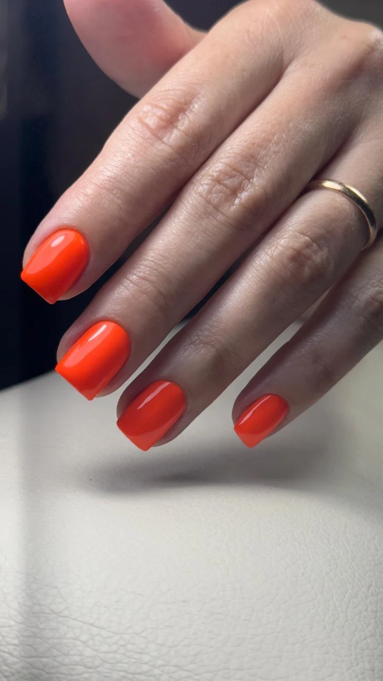 Moi Nail Bar — Canlı kırmızı manikür