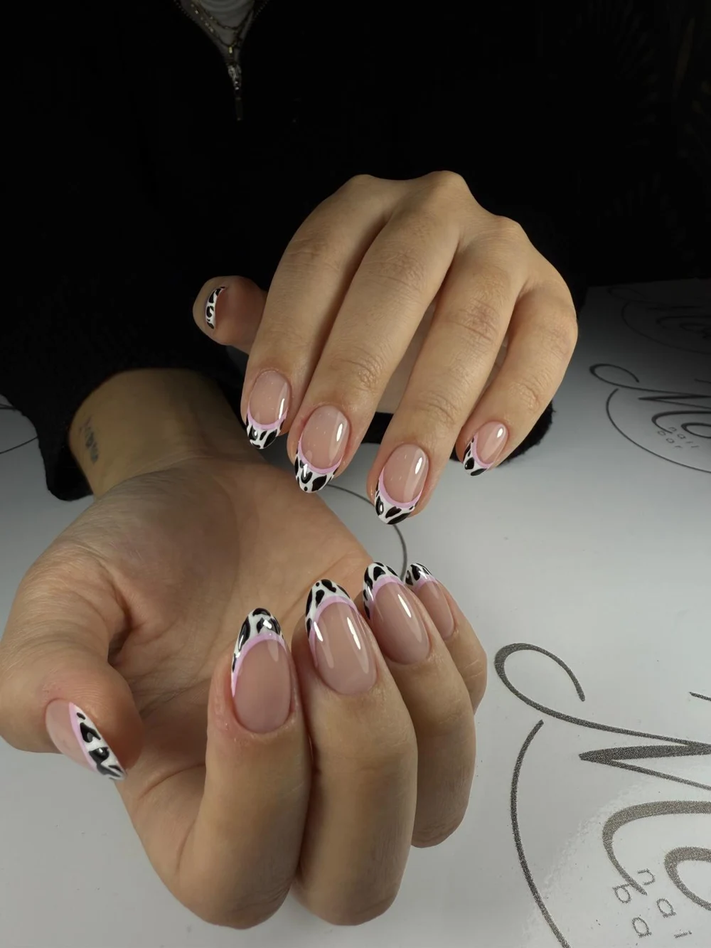 Moi Nail Bar — Desenli French uygulaması
