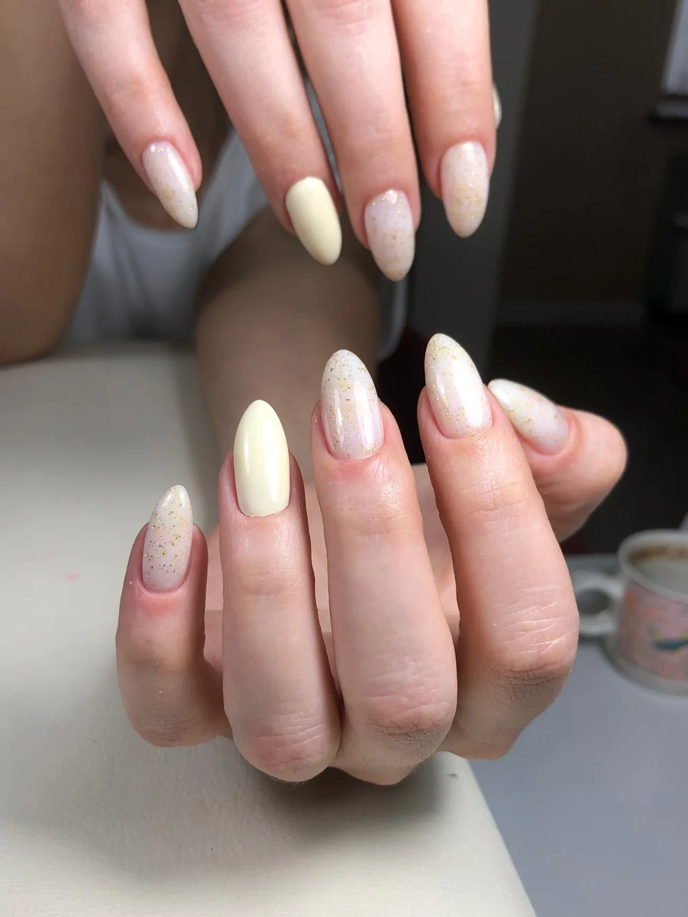 Moi Nail Bar — Süt beyazı manikür
