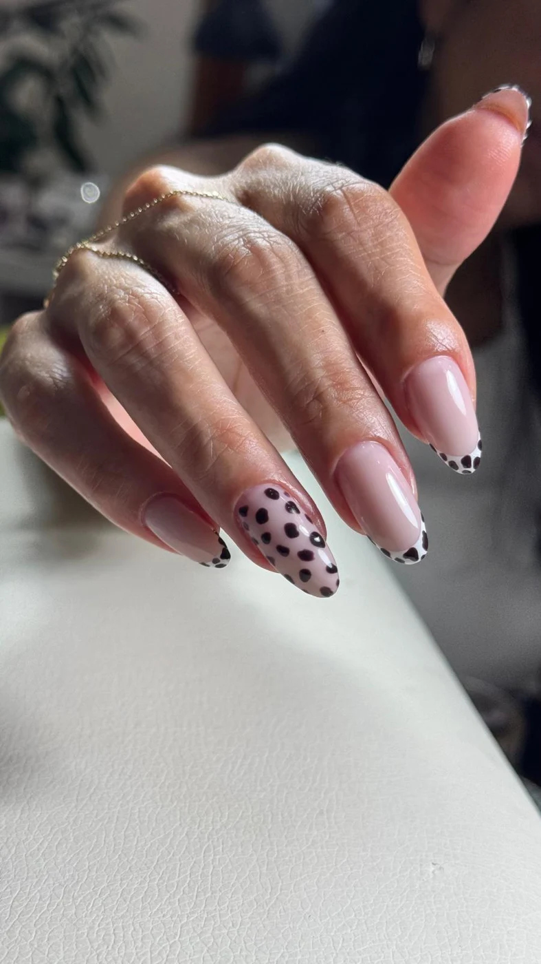Moi Nail Bar — Desenli uzun tırnaklar