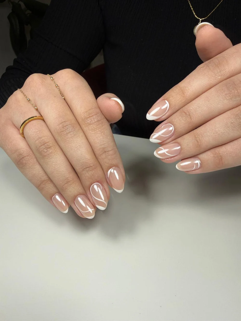 Moi Nail Bar — Doğal tonlarda manikür