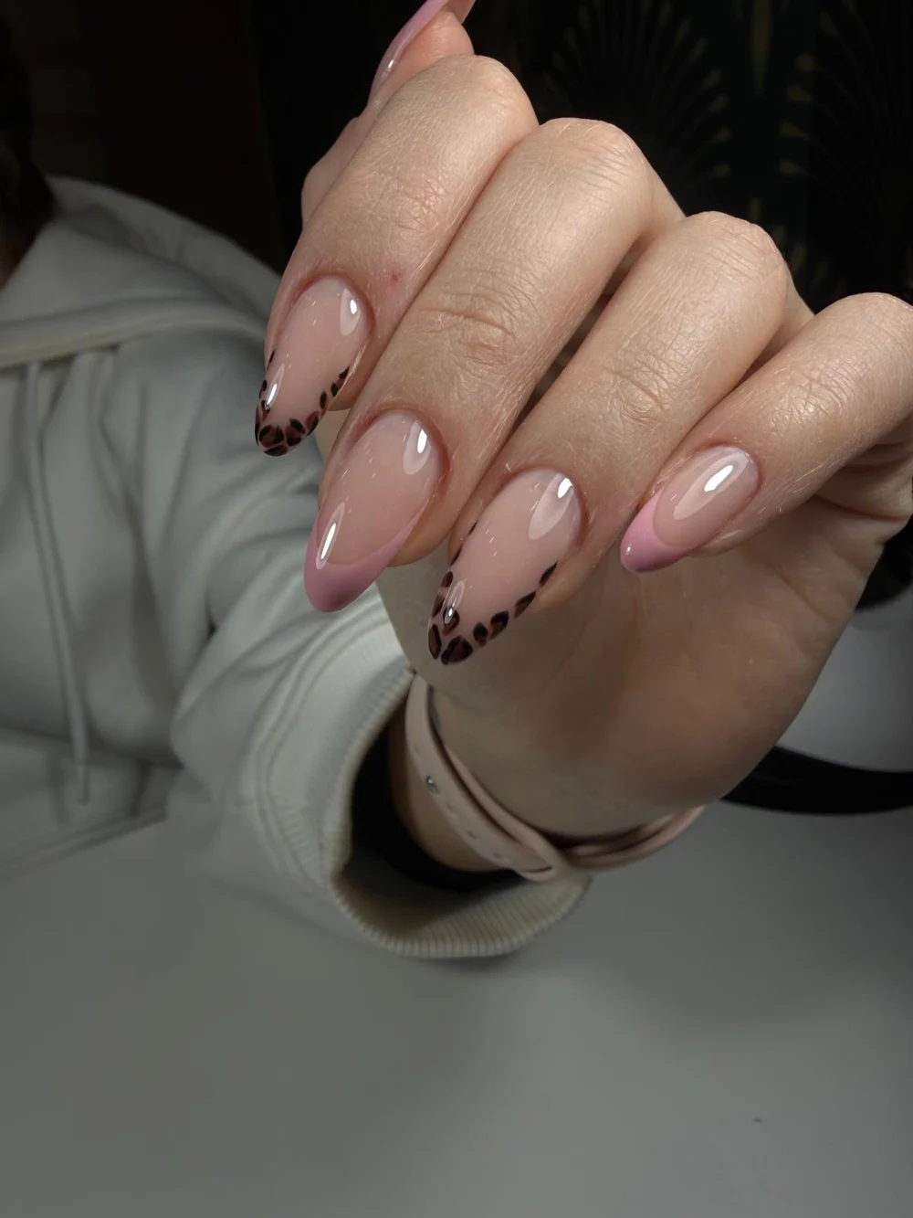 Moi Nail Bar — Pembe tırnak tasarımı