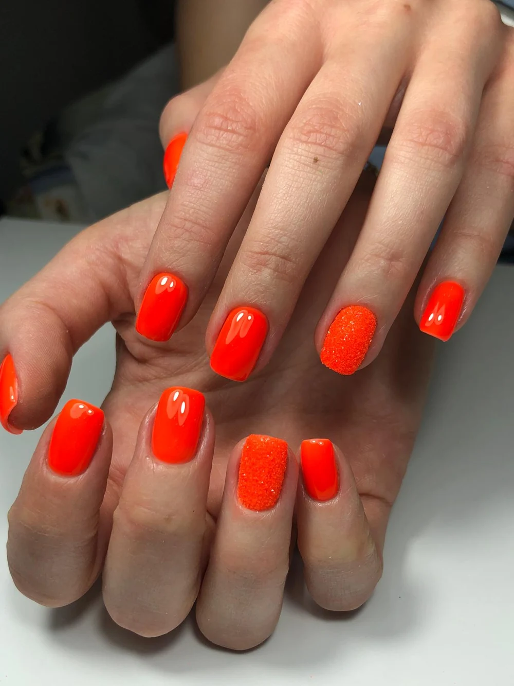 Moi Nail Bar — Kırmızı tırnak uygulaması