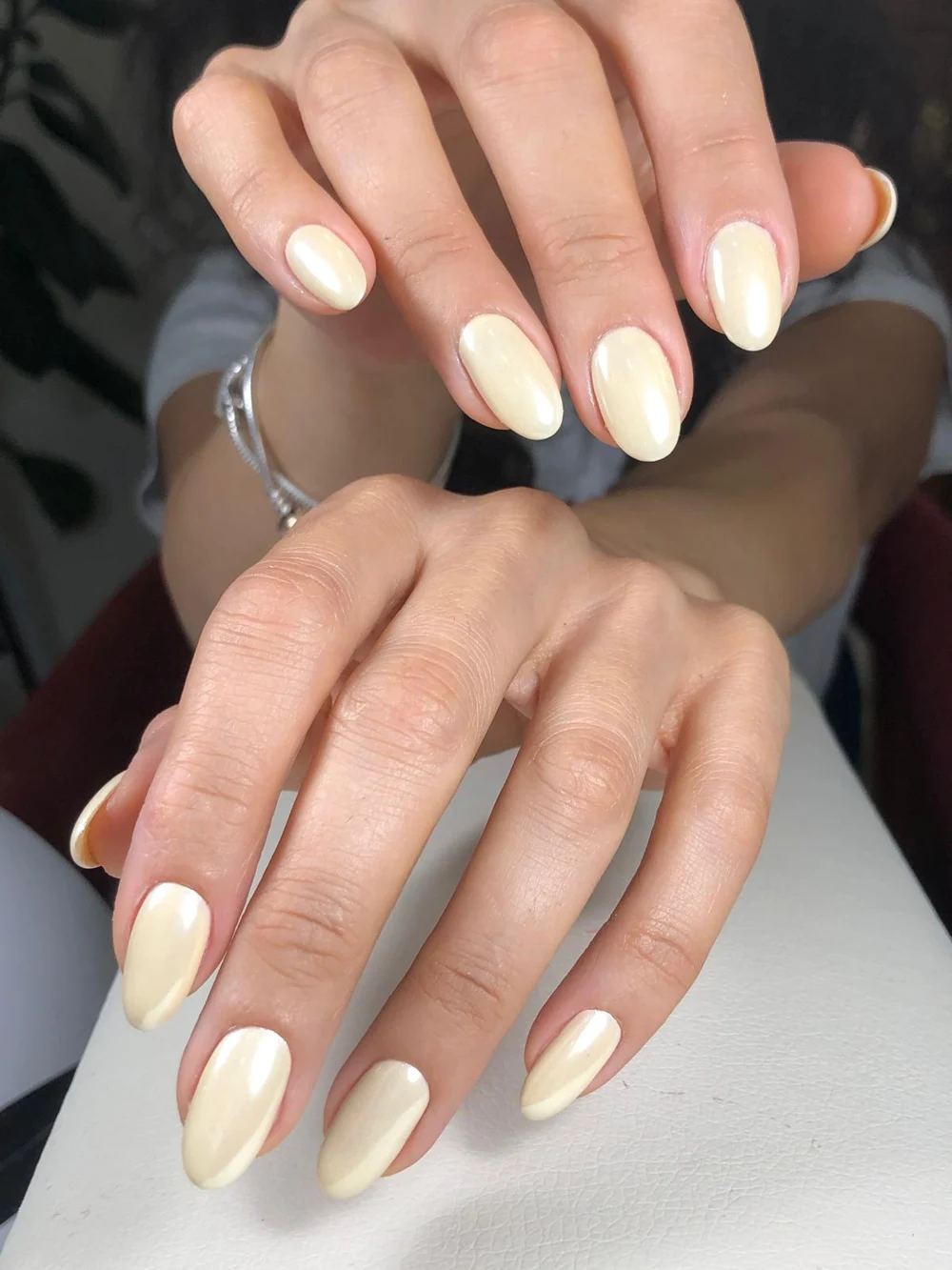 Moi Nail Bar — Krem tonlarında manikür